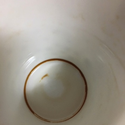コーヒー汚れで底が黒ずんだマグカップ