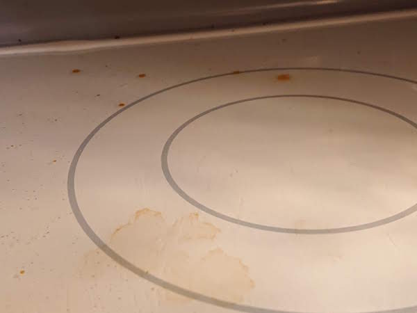 電子レンジの底にこびりついた汚れ