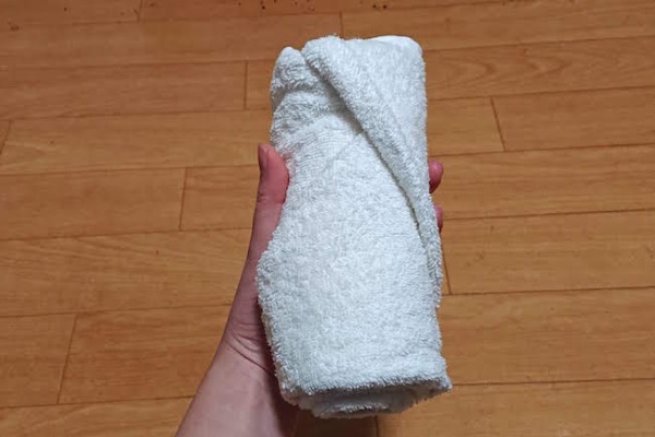 タオルのたたみ方のひと手間で手で持っても崩れない