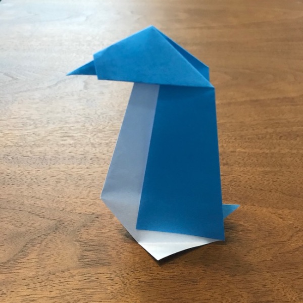 折り紙のペンギンが立つ