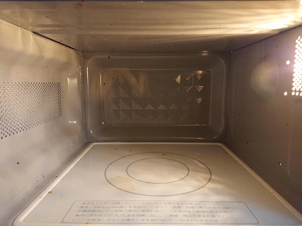 電子レンジの庫内についた油汚れ