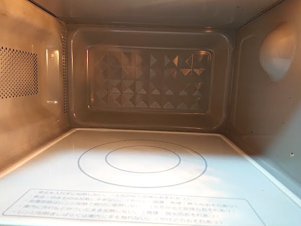 電子レンジの庫内が重曹で掃除完了